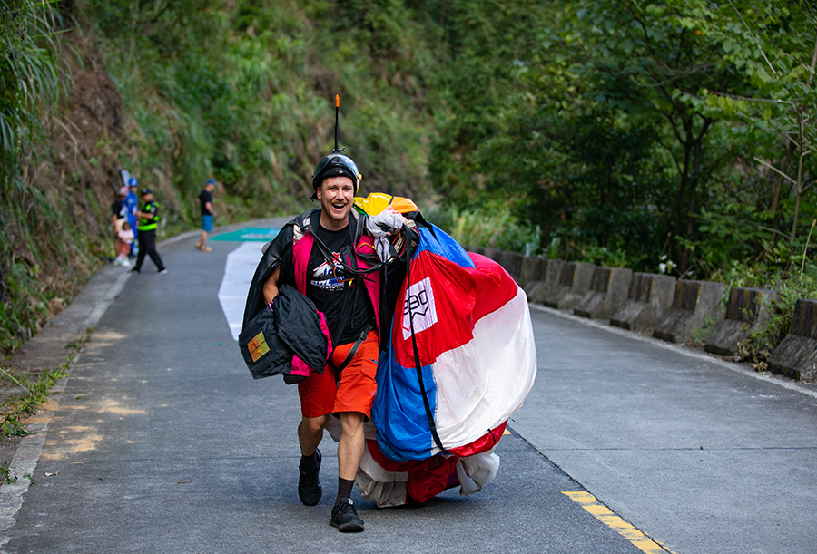 yahor-arlou-wins-wingsuit-flying-championship-in-hunan-chinadaily-cn