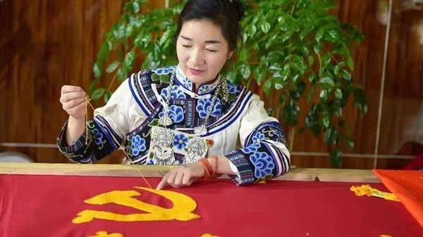 Ding Lanying: Helping Yi women embroider bright future