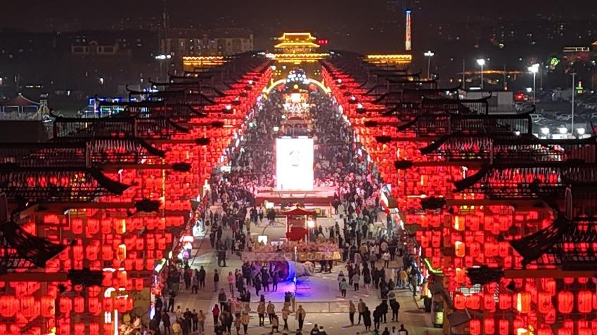 Chinese people embrace tourism to celebrate Lunar New Year