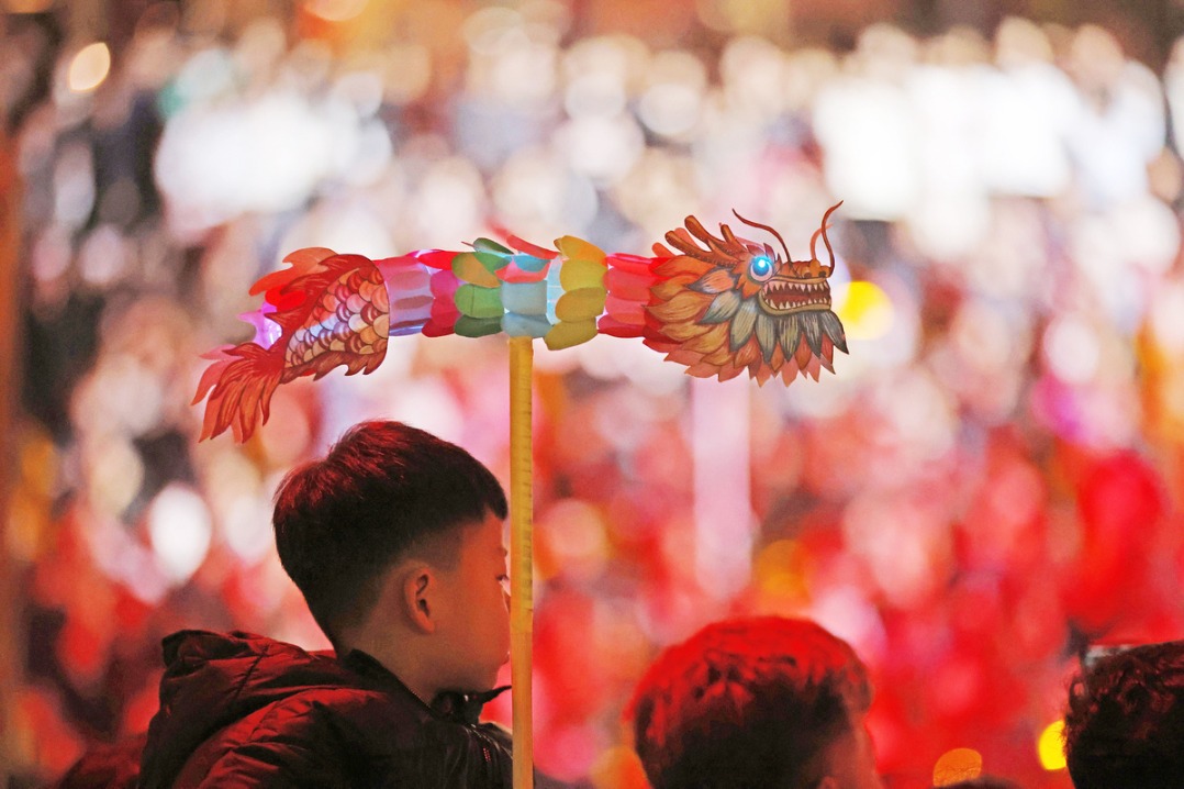 consumption-booms-during-spring-festival-holiday-chinaculture