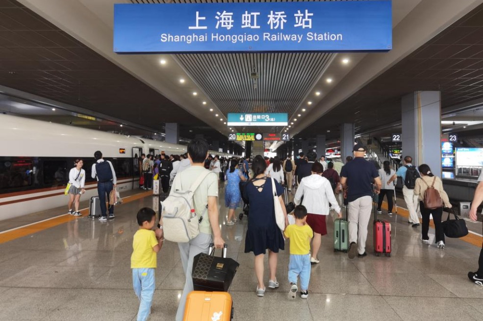 【双语财讯】铁路“五一”小长假预计发送旅客1.44亿人次