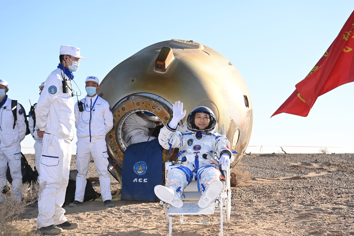 Shenzhou XVII Crew Returns To Earth - Chinadaily.com.cn