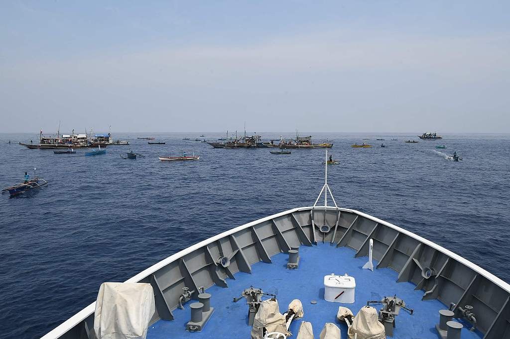 Chinese Coast Guard Issues Warnings To Philippine Vessels Near Huangyan ...