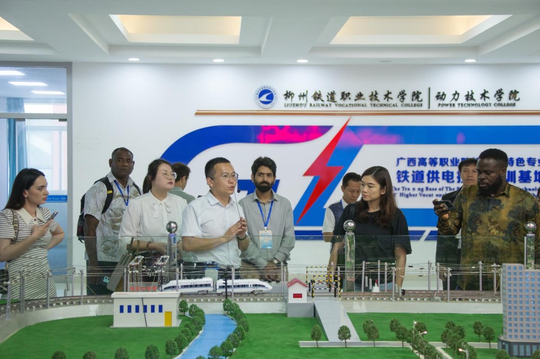 Foreign dignitaries explore cutting-edge high-speed rail technology in Guangxi