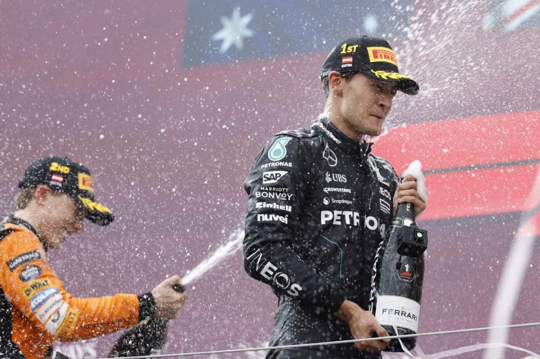 Le pilote Mercedes Russell remporte le GP d’Autriche de Formule 1 après un affrontement entre Verstappen et Norris en tête