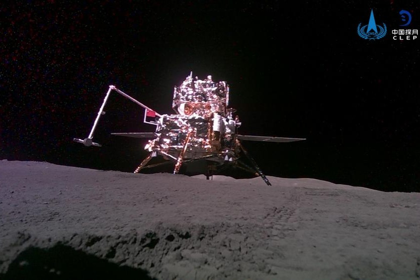 Robot photographer photographs the back of the moon