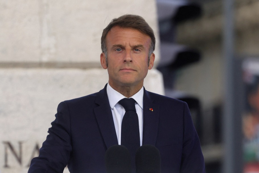 Macron holds talks on naming new PM