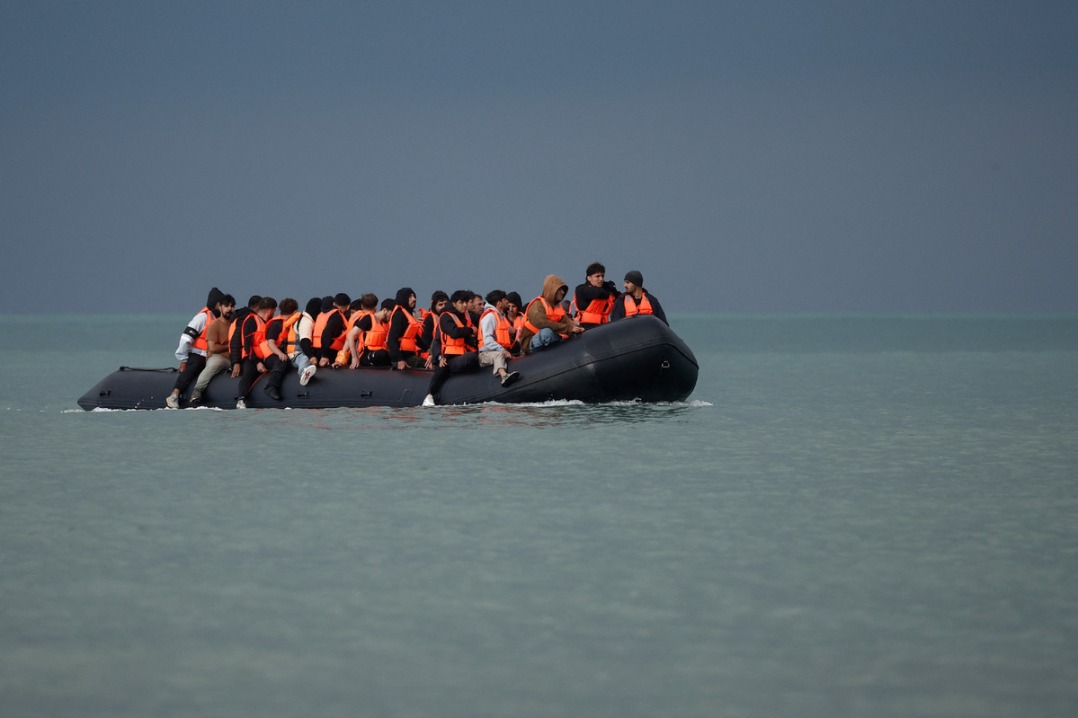 12 migrants perish crossing Channel