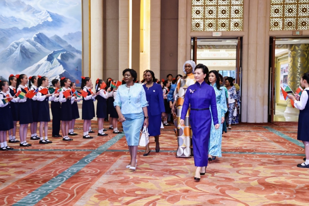 Peng Liyuan, spouses of African leaders attend meeting on women's education