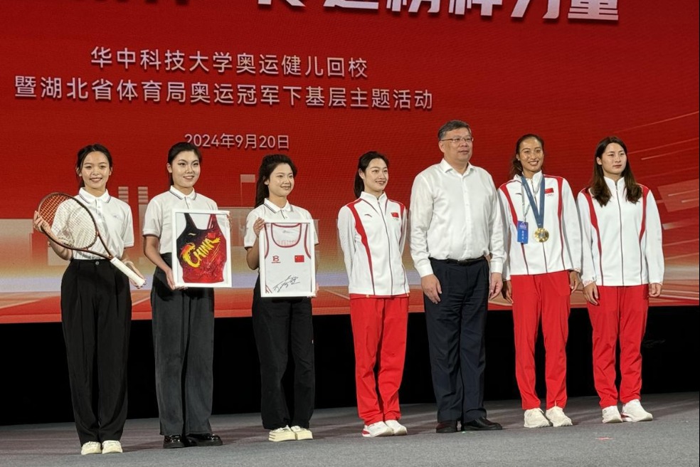 Chinese Olympic champions share their stories with students