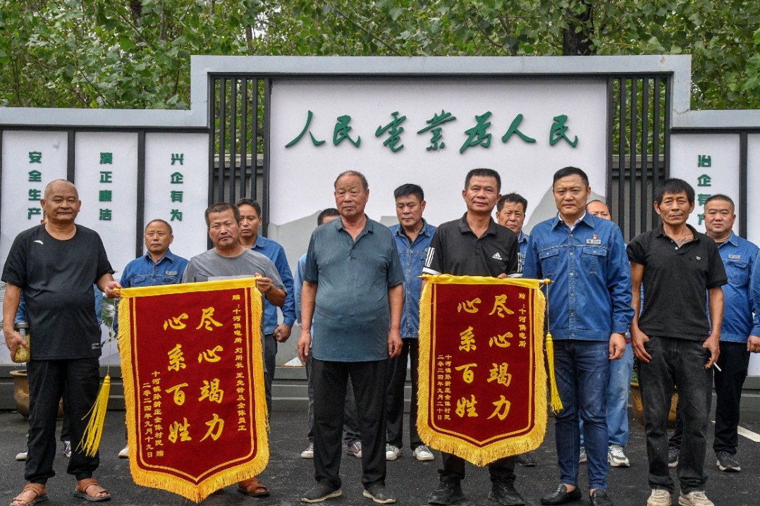 Bozhou, Anhui province: Two brocade banners that cannot be sent out