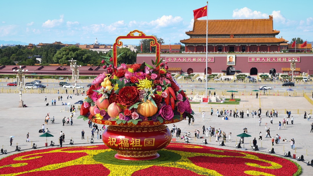 Floral displays adorn Beijing for National Day holiday