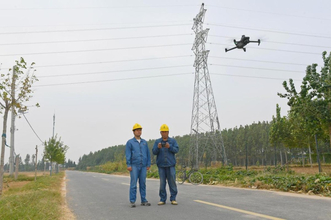 State Grid Jiaozuo Power Supply Company using drones to improve the safety of the 'three-span' section of transmission lines