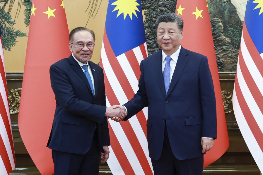 Xi meets Malaysian PM, calling for joint building of community with shared future