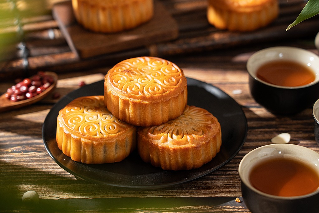 Sharing mooncakes with students