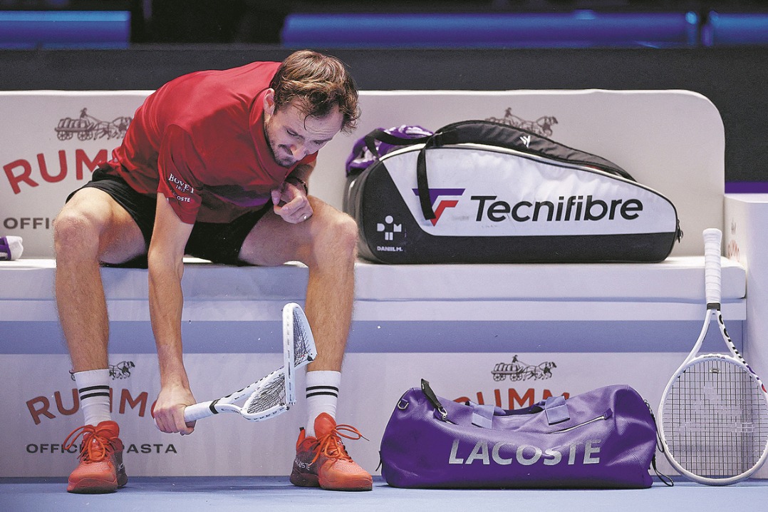 Frustrated Medvedev melts down in opening loss to Fritz