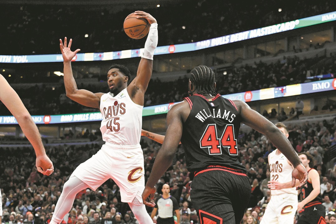 Mitchell magic helps Cavs tame Bulls, keep perfect record