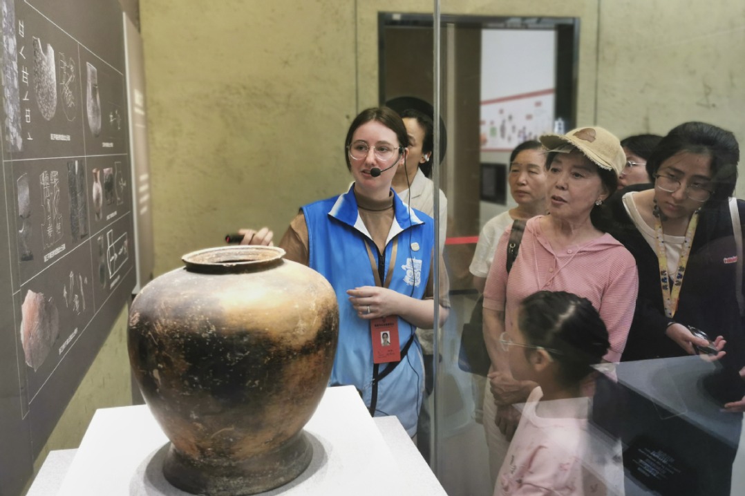 An American guide for a Chinese museum