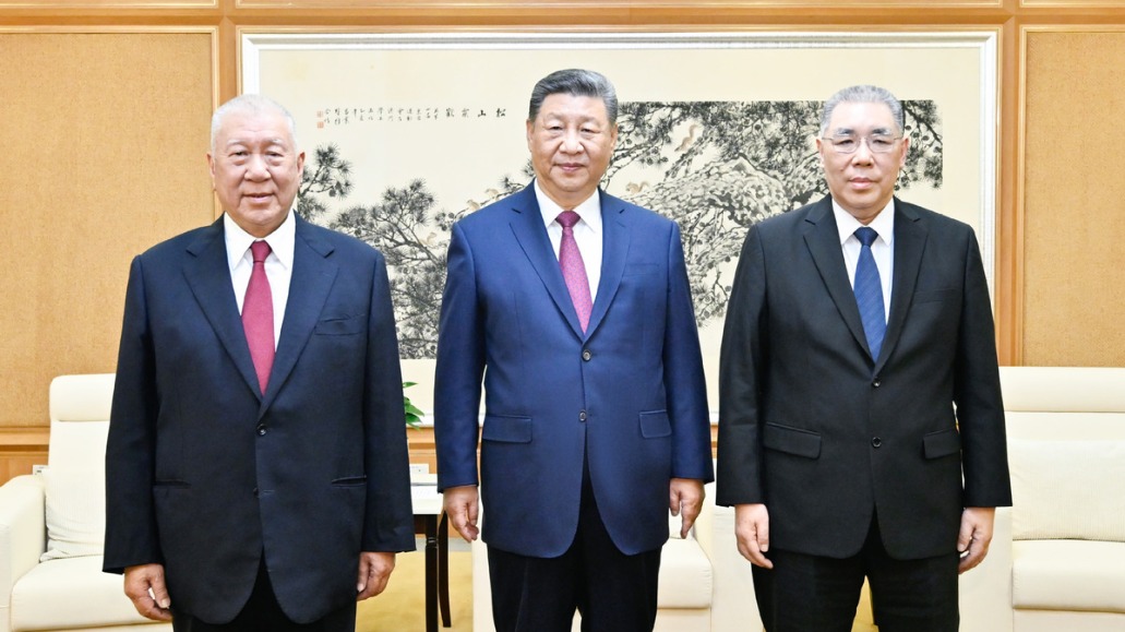 President Xi meets former chief executives of Macao SAR