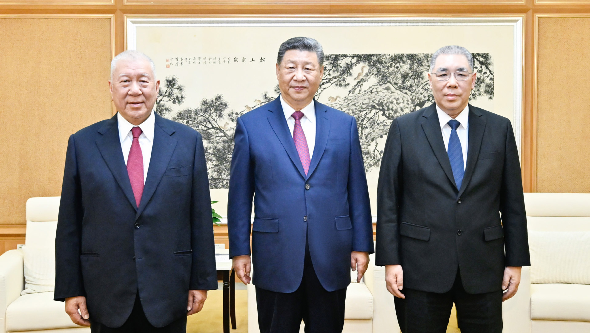 President Xi meets former chief executives of Macao SAR