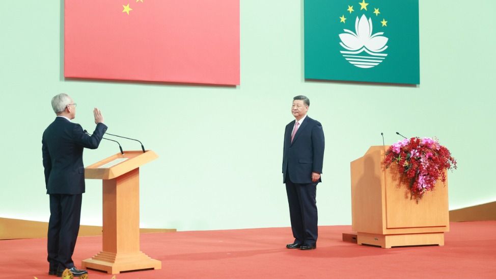 Xi administers oath of office to Macao's new chief executive