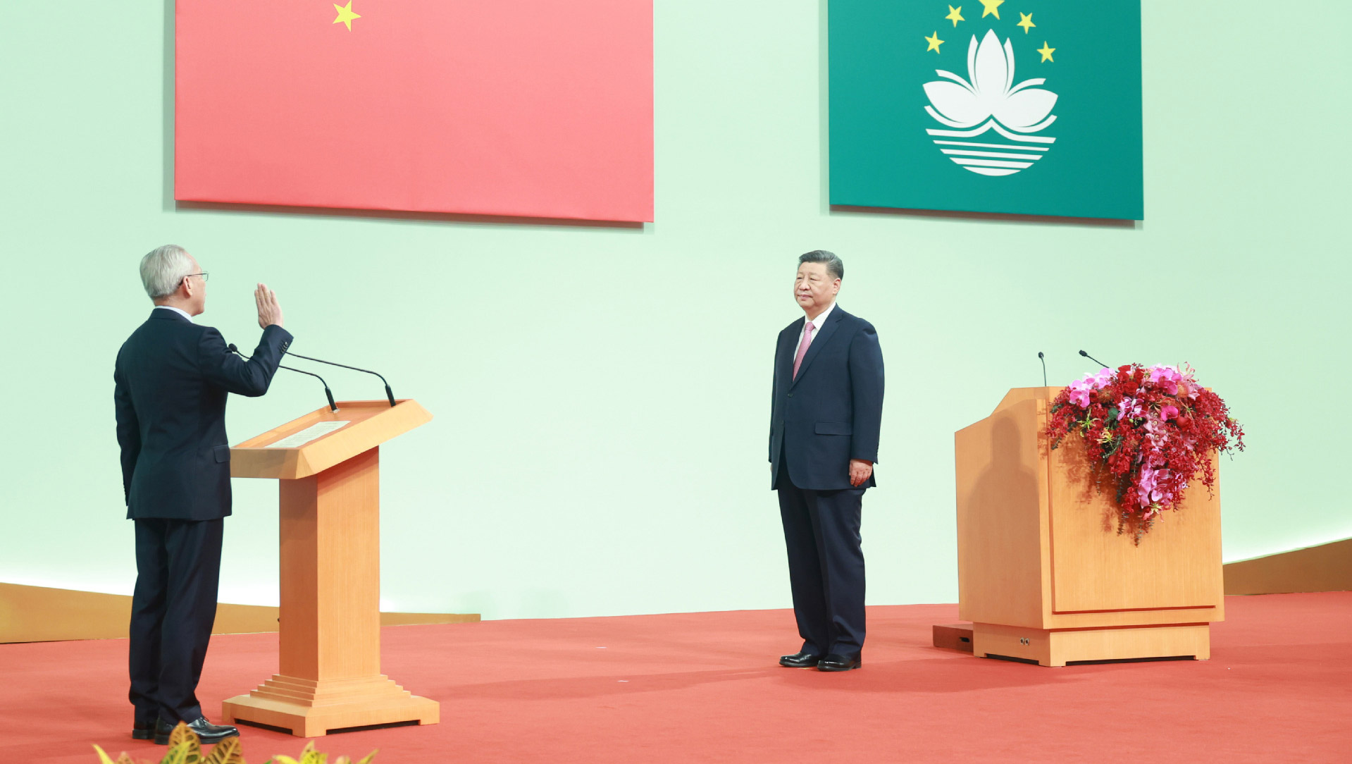 Xi administers oath of office to Macao's new chief executive