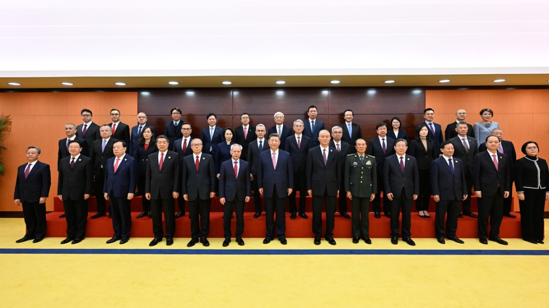 Xi meets new officials of Macao SAR's executive, legislative, judicial organs