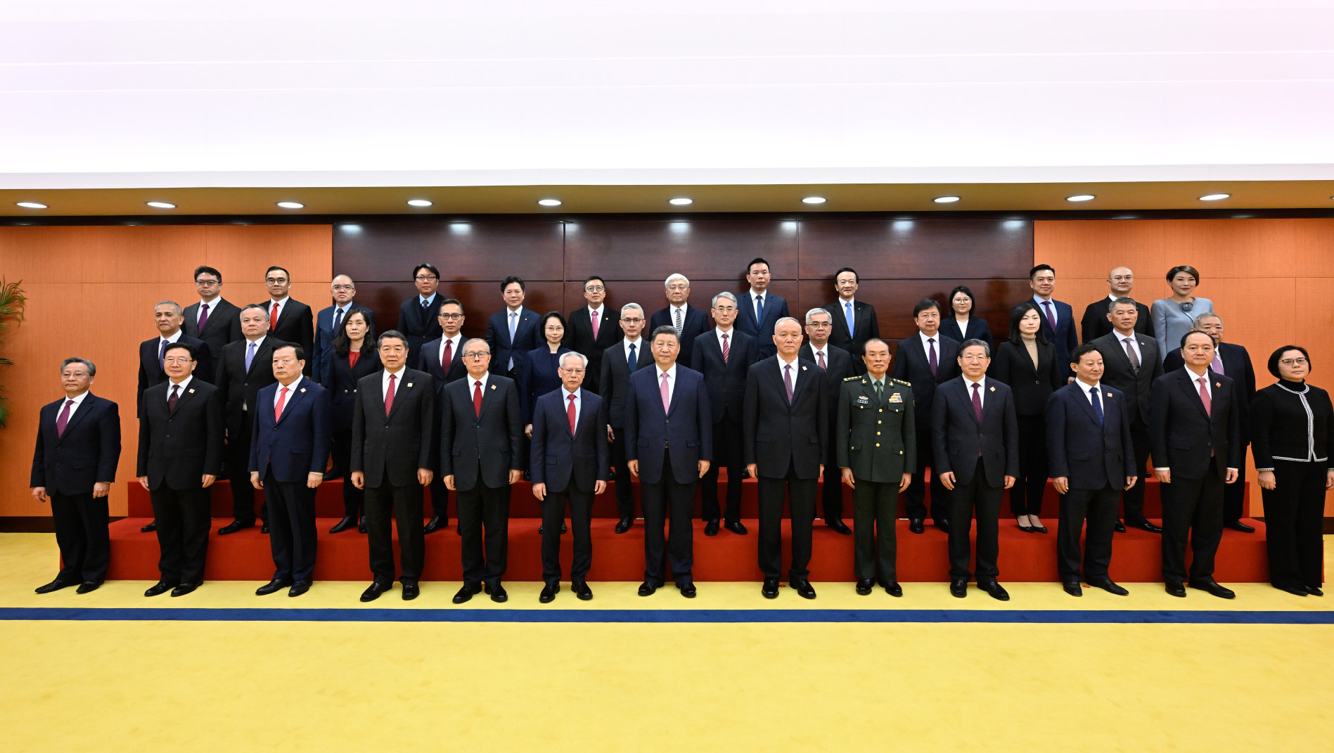 Xi meets new officials of Macao SAR's executive, legislative, judicial organs