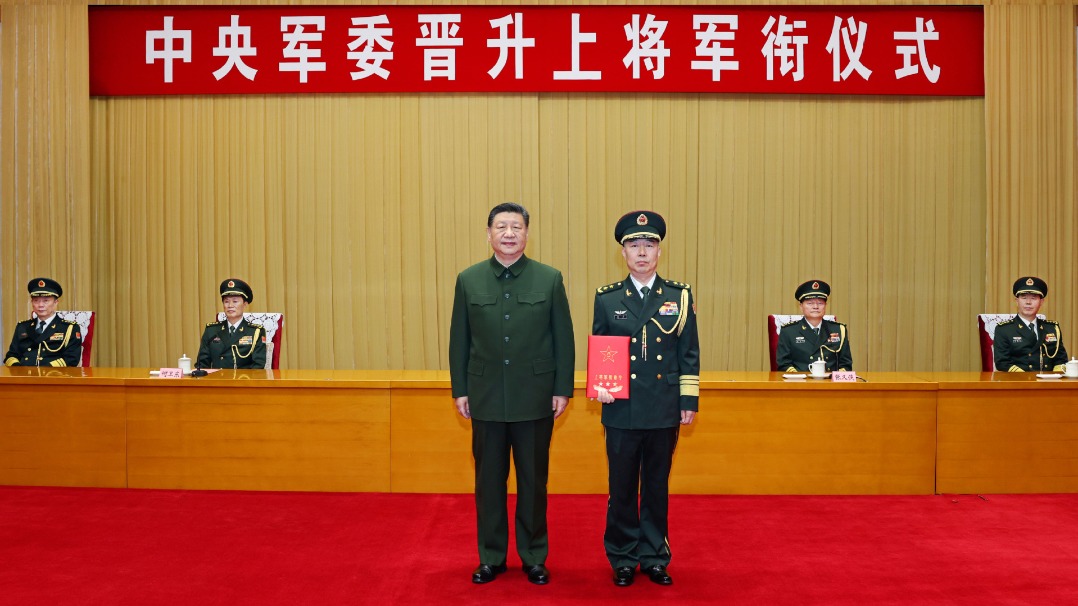 Xi presents order to promote military officer to rank of general