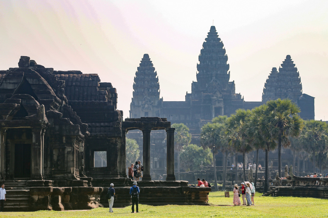 Cambodia lowers e-visa prices for tourists