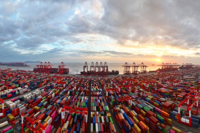 Shanghai Port sets global container handling record