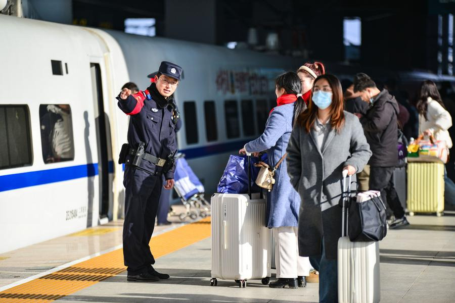 China sees travel surge as Spring Festival holiday concludes