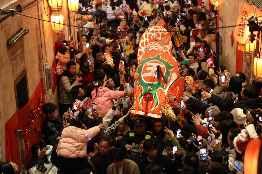 Spring Festival holiday sees surge in visitor number, tourism revenue