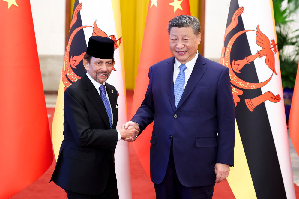 Xi holds talks with Brunei's Sultan