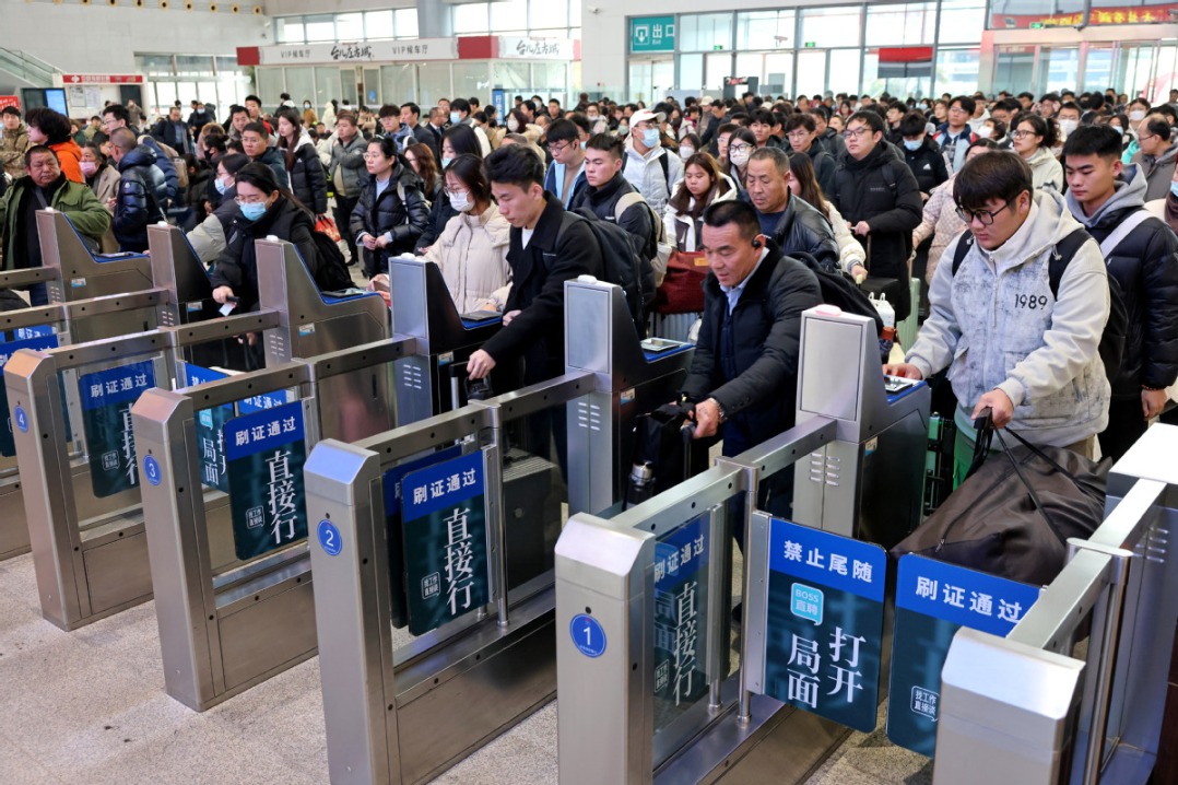 China's expansive transport network powers record travel