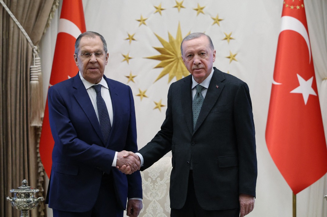 Erdogan meets Russian FM as Turkiye pushes for Russia-Ukraine peace talks