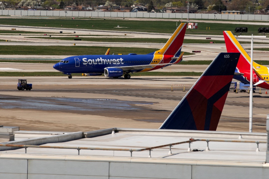 Southwest plane narrowly misses collision with private jet in Chicago