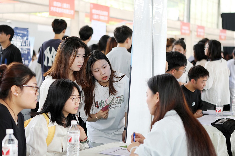 Ministry rolls out measures to support college graduates' employment