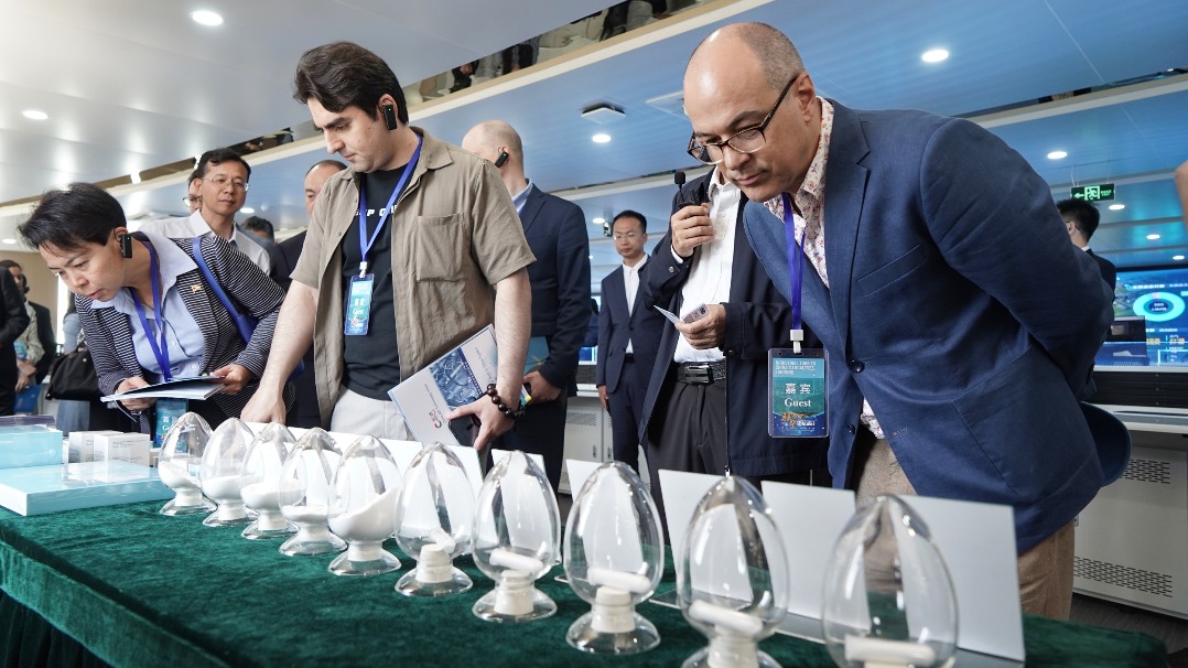 International Diplomats Explore Dalian Changxing Island's Economic Development