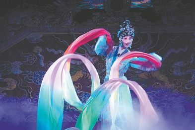 Chinese opera charms Vietnamese city, strengthens ties