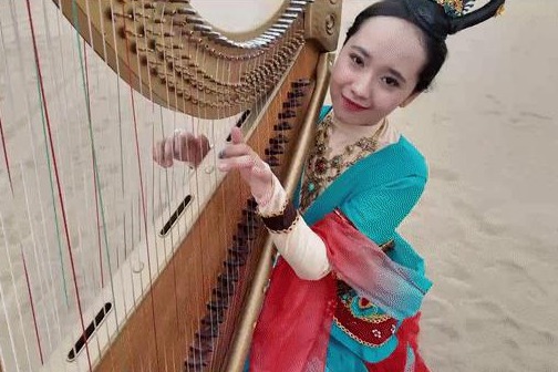 Uygur girl takes ancient Chinese instrument from desert to stage