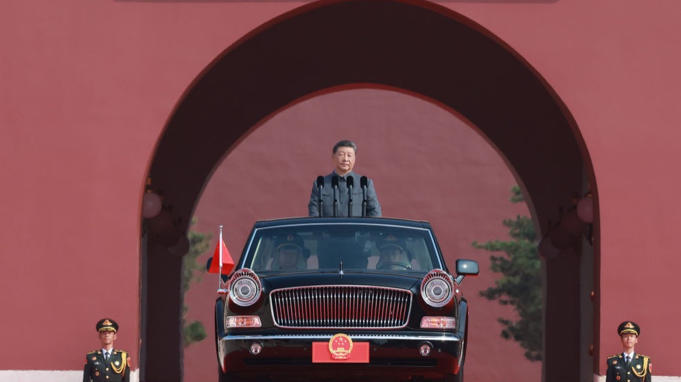 Xi reviews armed forces in V-Day parade