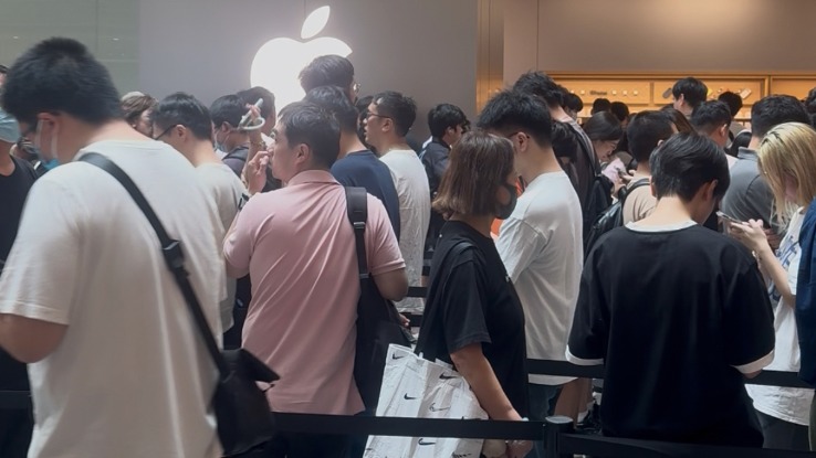 iPhone 17 series draw crowds in China