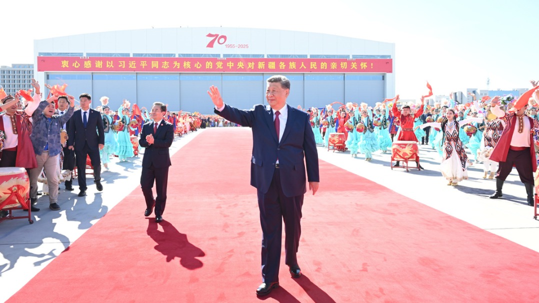 Xi leaves for Beijing after attending celebrations for Xinjiang Uygur autonomous region's 70th founding anniversary