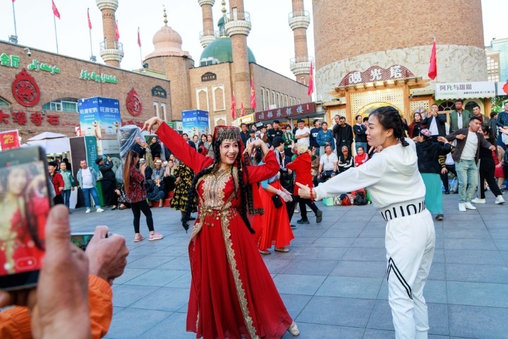 Cross-border tourism thrives between China's Xinjiang, Kazakhstan