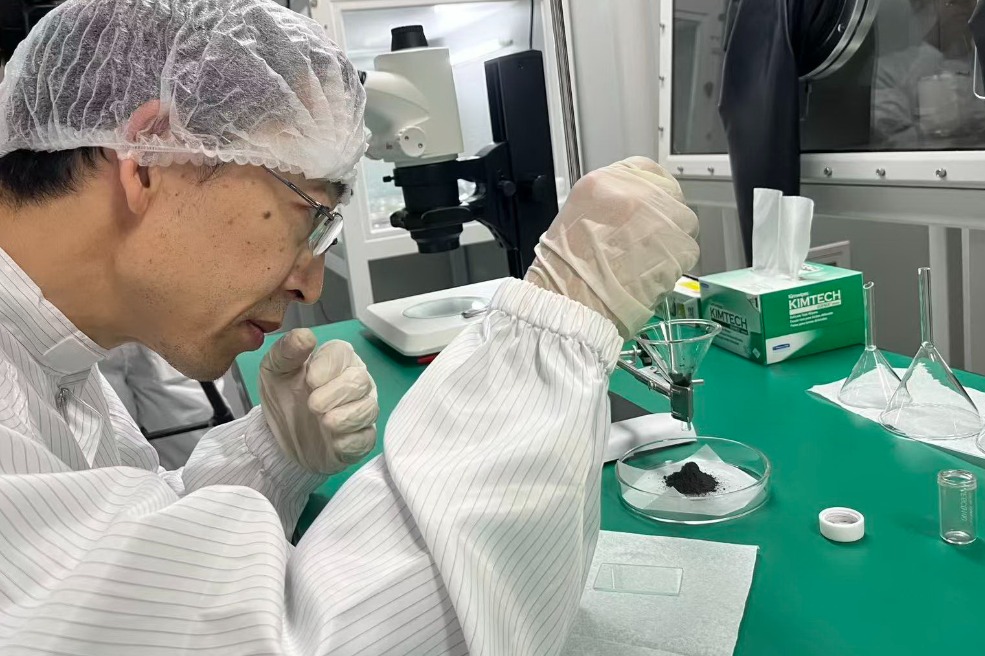 Study explains why Chang'e 6 moon soil is unexpectedly sticky