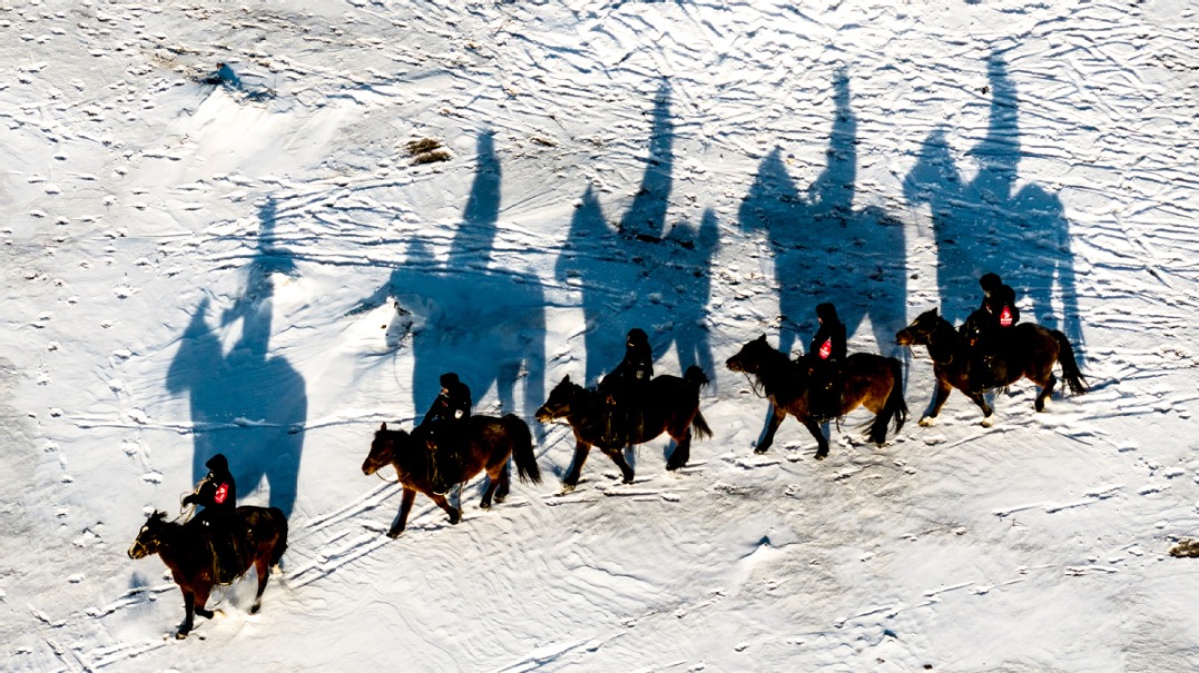 The 'Gyrfalcon' mounted police team safeguards grasslands in northern borderland of China