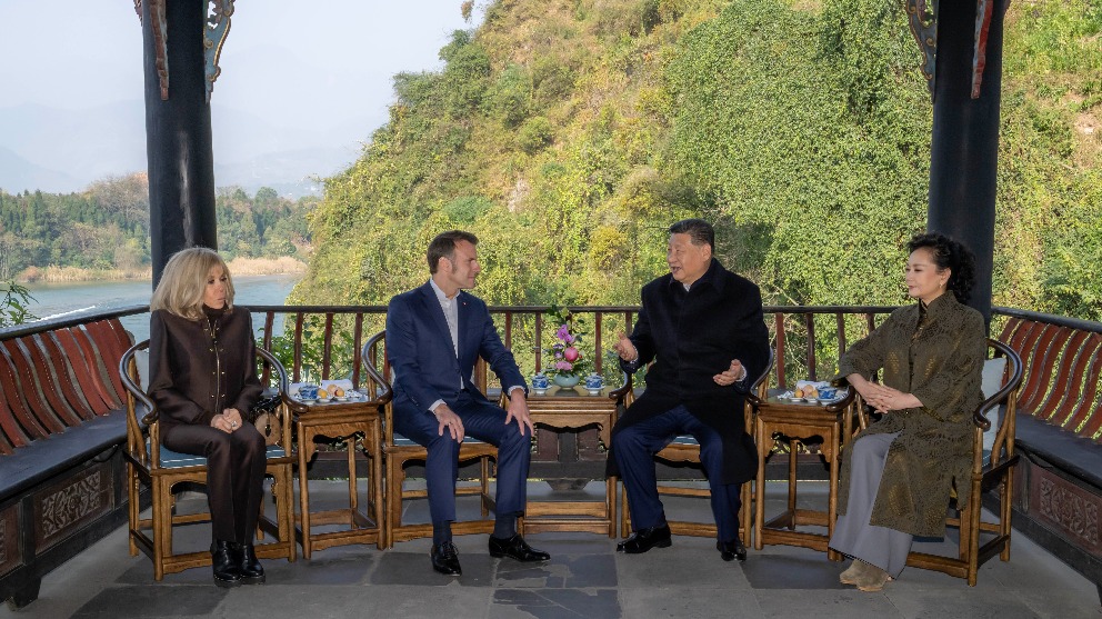 Xi, Macron have friendly exchanges in China's Chengdu
