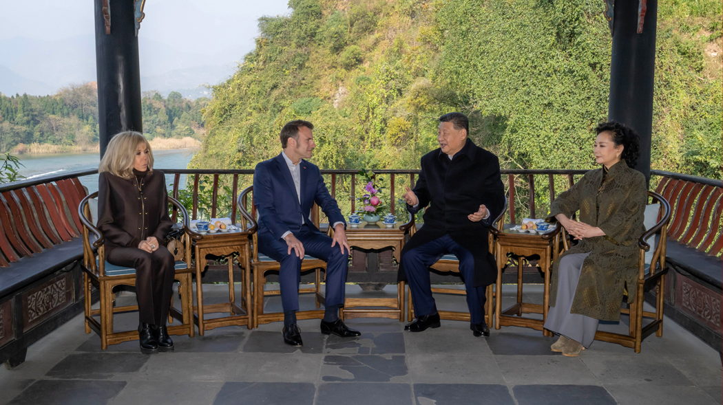 Xi, Macron have friendly exchanges in China's Chengdu