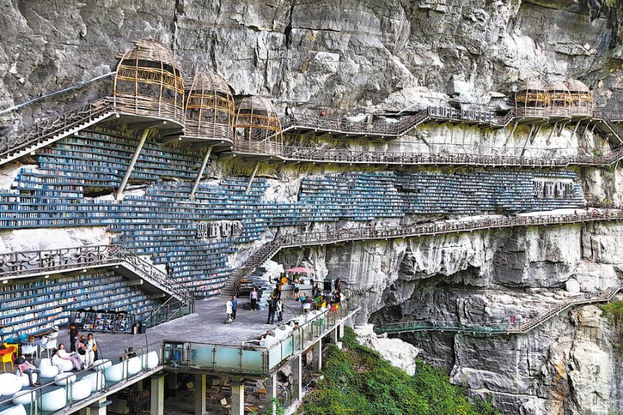 Bookstore in sinkhole deepens readers' interest